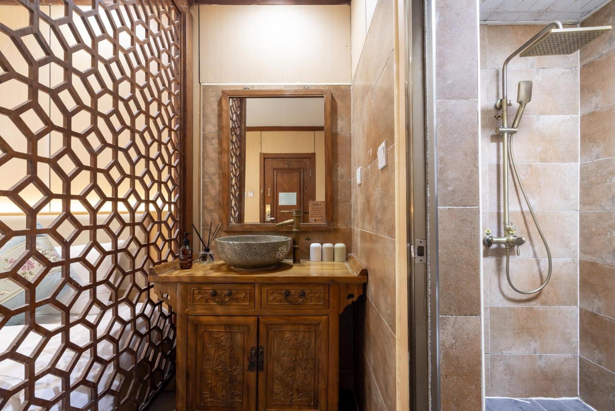 The East Hotel-Very Close To The Drum Tower,The Lama Temple,Houhai Bar Street,And The Forbidden City,There Are Many Old Beijing Traditional Hutongs Around The Hotel ,Experience The Culture Of Old Beijing Hutongs,Near Exit A Of Shichahai On Metro Line Exterior foto